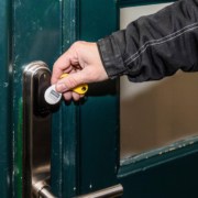 Vi er eksperte i elektroniske låse. Kontakt os i dag for et godt tilbud