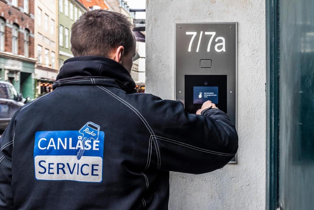 Vi hjælper dig med dørautomatik eller dørlukker. Ring i dag.