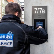 Vi hjælper dig med dørautomatik eller dørlukker. Ring i dag.