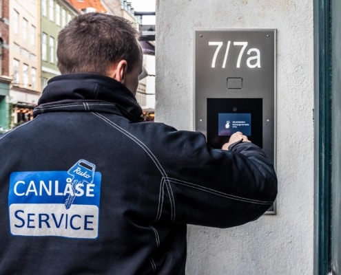 Vi hjælper dig med dørautomatik eller dørlukker. Ring i dag.